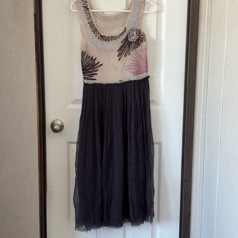 Elegant Black and Cream Sleeveless Dress
